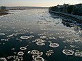 ドイツ、円形の氷が浮かぶ川