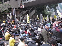 打小人之後，人民力量支持者在舊政府總部之下靜坐。2011年3月6日。