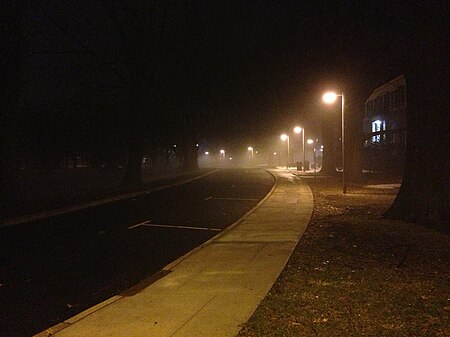 ไฟล์:2013-12-21 03 43 03 Fog along Lipman Drive on the Cook Douglass Campus of Rutgers University.JPG