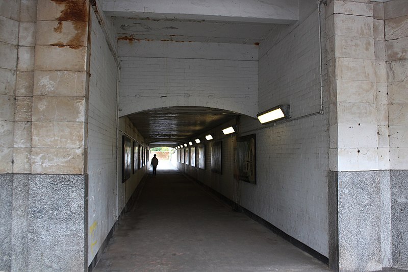 File:2018 at Leamington Spa station - footpath to the town centre.JPG