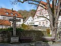 Deutsch: Wegkreuz im Mulfinger Teilort Ailringen, im Hintergrund das Alte Amtshaus.