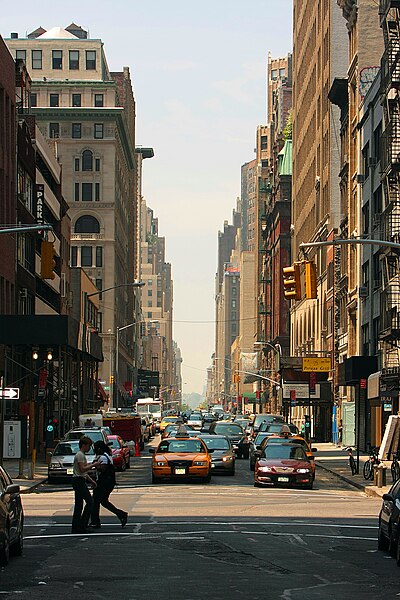 File:30th Street at 5th Avenue - Straße in New York.jpg