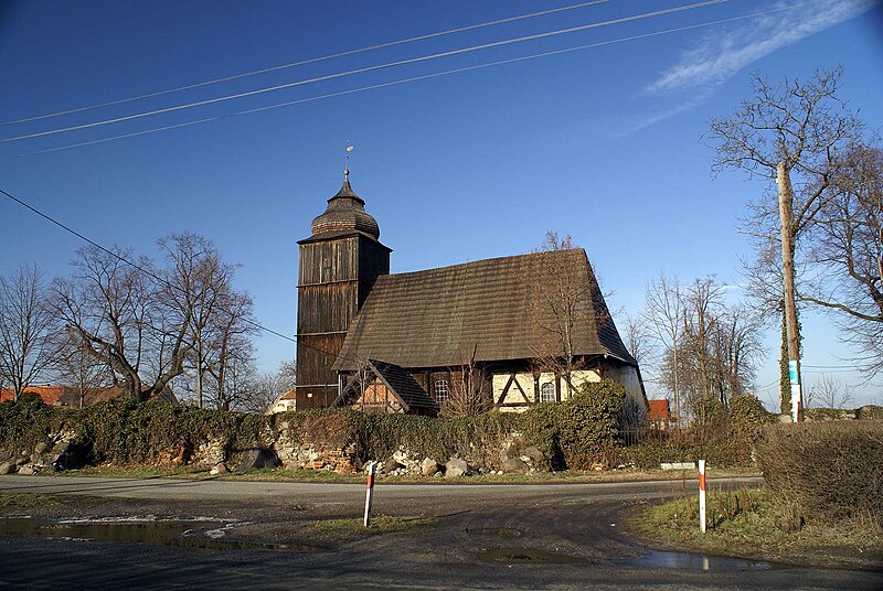 File:3732viki Kościółek z cmentarzykiem w Obórkach. Foto Barbara Maliszewska.jpg