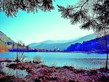 Derrière le lac le village de Sewen, l'hiver.