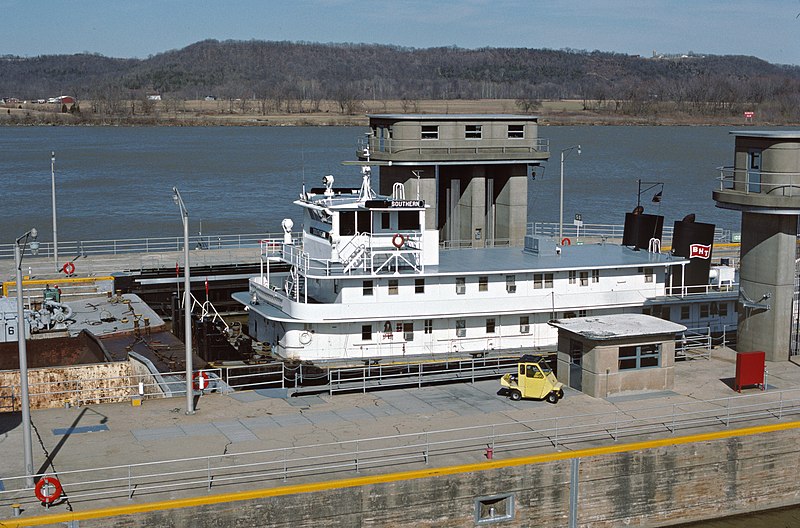 File:88b141 Towboat "Southern" entering main lock at Markland Locks, Gallatin, Kentucky (24190283534).jpg