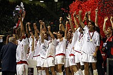 AC Milan celebrate their sixth European Cup title. A.C. Milan lifting the European Cup after winning the 2002-03 UEFA Champions League - 20030528.jpg