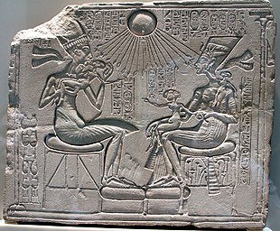 Akhenaten, Nefertiri and three daughers beneath the Aten - Neues Museum - Berlin - Germany 2017 (cropped).jpg