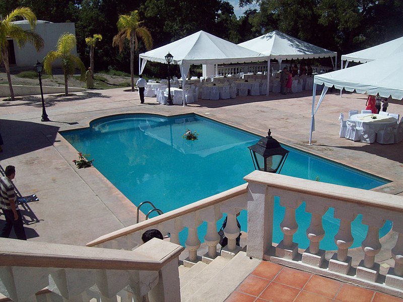 File:Alberca antigua hacienda de perote, Parras Coahuila - panoramio.jpg