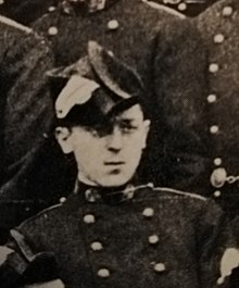 portrait d'un jeune homme au visage ovale et avec lunettes rondes en grand uniforme et bicorne des élèves de santé militaire vers 1901