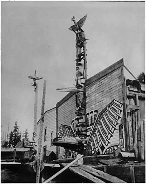 Totem poles in front of houses in Alert Bay, British Columbia, in the 1900s
