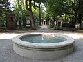 Brunnen im Alten Teil mit Blick zum Lapidarium