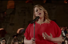 Amina Fakhet chante l'hymne national tunisien.png