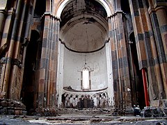 Fotografia de l'interior de la catedral; dues persones a la part inferior dreta donen idea de l'alçada de l'edifici.