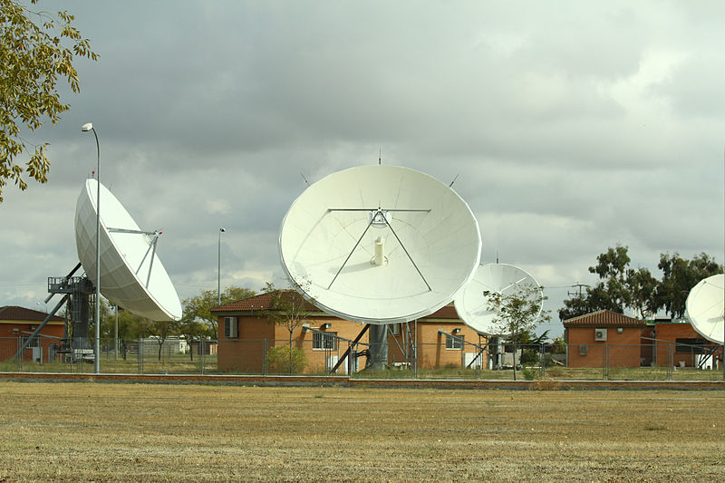 File:Antenas de radar en Torrejón (15353097240).jpg