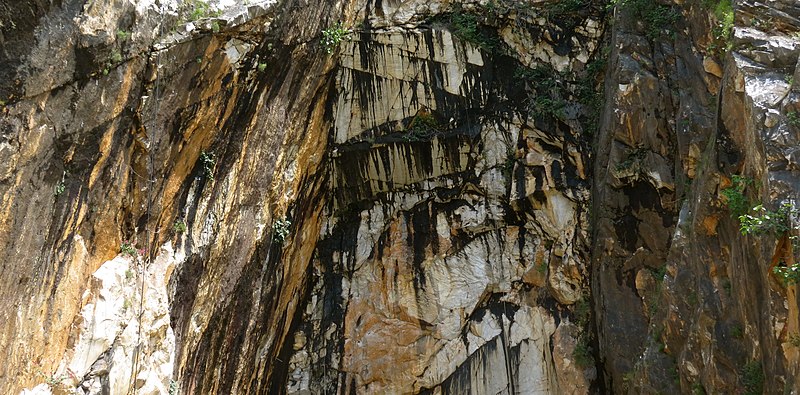 File:Apuan Mountain Rocks 5.jpg