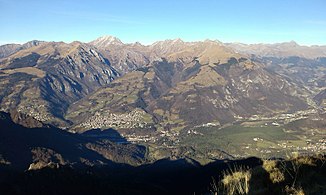 Il monte Grem (a sinistra) e Parre con monte Vaccaro e versante est del monte Secco (a destra).