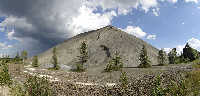 A mountain of asbestos By Miracle Mineral [CC BY 2.0 (https://creativecommons.org/licenses/by/2.0)], via Wikimedia Commons