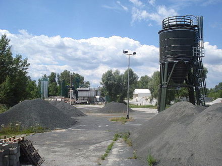 An asphalt mixing plant for hot aggregate