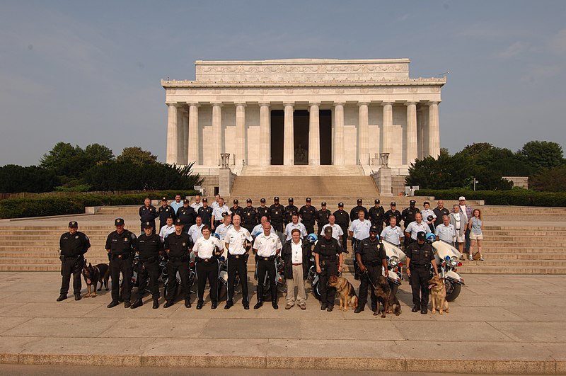 File:Assignment- 48-DPA-K July Celeb USPP 7-4-06) Secretary Dirk Kempthorne with U.S. Park Police for July 4th (group shot at Lincoln Memorial, Washington, D.C.) (48-DPA-K July Celeb USP - DPLA - 0222cced1f583dfb459843b3a80764db.JPG