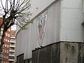 Lo stemma dell'Athletic Bilbao su una facciata dello stadio.