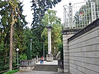 Frühlingssäule, rechts: Fassade des Marmorsaals.