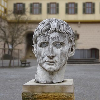 Der Marmorkopf an seinem Standort im Hohentübinger Schlosshof