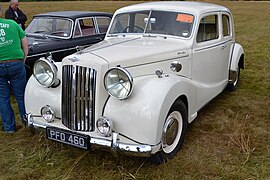 Berline 1949 vue à Knebworth en 2016. Les phares gigantesques masquent à quel point la voiture est énorme.