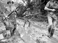 Soldats australiens dans la baie de Milne, 1942.