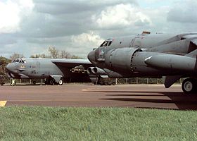 Un Boeing B-52H Stratofortress rodando sobre el asfalto en RAF Fairford