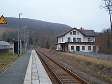 Bahnhof Lauter (Sachsen) mit ehemaligem Empfangsgebäude (2016)