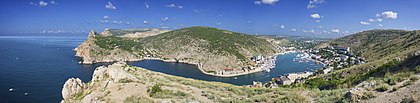 Vista panorâmica do golfo de Balaclava. Base de submarinos na época da União Soviética, é atualmente um museu naval aberto ao público. Crimeia, Ucrânia. (definição 1 280 × 315)