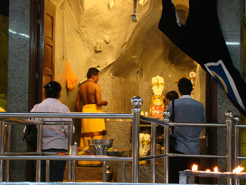 File:Balinese Hindu Puja in progress, Bantu Caves Indonesia.jpg