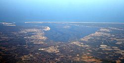 Vista aérea da bacia de Arcachon, olhando para o oeste.