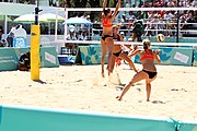 Deutsch: Beachvolleyball bei den Olympischen Jugendspielen 2018; Tag 9, 15. Oktober 2018; Mädchen, Viertelfinale: USA-Spanien 2–1 (21–19/17–21/15–9) English: Beach volleyball at the 2018 Summer Youth Olympics at 15 October 2018 – Girls Quarterfinals: USA-Spain 2–1 (21–19/17–21/15–9)