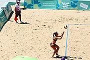 Deutsch: Beachvolleyball bei den Olympischen Jugendspielen 2018; Tag 9, 15. Oktober 2018; Mädchen, Viertelfinale: Italien-China 2–0 (21–16/21–9) English: Beach volleyball at the 2018 Summer Youth Olympics at 15 October 2018 – Girls Quarterfinals: Italy-China 2–0 (21–16/21–9)