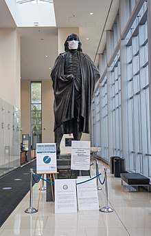Statue of Benjamin Franklin Ben Franklin statue in Columbus 01.jpg