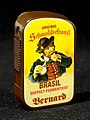 Deutsch: Schnupftabakdose der Bernard Tabak AG mit dem Bild ihres berühmten "Schmalzlerfranzl", Miaschung "Brasil doppelt fermentiert" English: Snuff tin produced by Bernard Tabak AG with their famous "Schmalzlerfranzl Brasil"