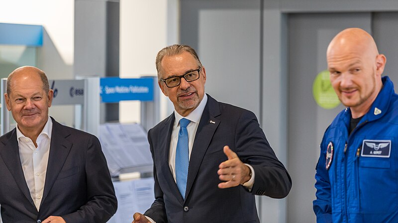 File:Besuch von Bundeskanzler Olaf Scholz bei der DLR und ESA in Köln-40686.jpg