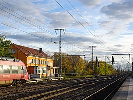 Bahnhof mit Gleisen, Bahnsteigenund früherem Empfangsgebäude