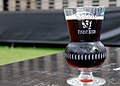 Sebuah gelas berbentuk thistle melengkapi Bir Scotch Belgia