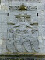 Relief auf der Nordseite zeigt „Mutter Germania“, die die Hauptstämme des Kaiserreichs – symbolisiert durch Jünglingsgestalten – unter ihrem Mantel schützend zusammenhält. Die Engel darüber halten die Kaiserkrone als Sinnbild für das Kaiserreich.