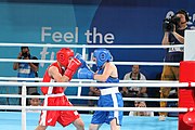 Deutsch: Boxen bei den Olympischen Jugendspielen 2018 Tag 12, 18. Oktober 2018 - Finale Leichtgewicht Mädchen – Oriana Saputo (Argentinien, blau) schlägt Emma Lawson (Australien, rot) 5-0; Ringrichter ist José Romero (Spanien). English: Boxing at the 2018 Summer Youth Olympics on 18 October 2018 – Girls' lightweight Bronze Medal Bout – Oriana Saputo (Argentina, blue) wins over Emma Lawson (Australie, red) 5-0; Referee is José Romero (Spain). Español: Boxeo en los Juegos Olímpicos Juveniles de Verano de 2018 en 18 de octubre de 2018 - Combate de medalla de bronce de las niñas: Oriana Saputo (Argentina, azul) gana a Emma Lawson (Australie, roja) 5-0; Árbitro es José Romero (España).