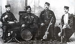 Ensemble khanende Bulbuljan (soldan ikinci).  19. yüzyılın sonlarında