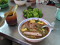 Mangkuk bún Oc ing warung panganan dalanan