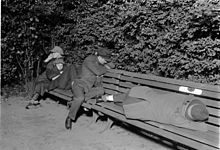 Obdachlose auf einer Parkbank in Berlin, 1931
