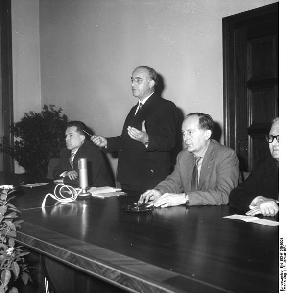 File:Bundesarchiv Bild 183-61510-0008, Berlin, Studentenkongreß gegen Atomrüstung.jpg