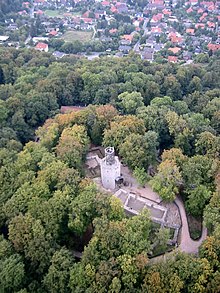 Burgruine von Burg Lichtenberg von Süden, im Hintergrund der Ort Lichtenberg