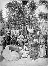A group of Toba people, circa 1914-1919. COLLECTIE TROPENMUSEUM Een groep van Toba-Batak afkomst bij de stenen muur van hun dorp in de Bataklanden Noord-Sumatra TMnr 10005429.jpg