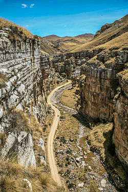 Canchayllo tumanidagi Nor Yauyos-Cochas landshaft qo'riqxonasidagi kanyon