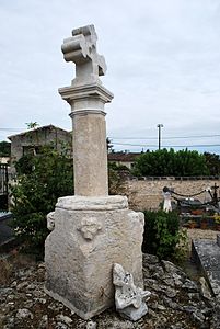 Camarsac Saint-Saturnin church Cemetery cross b.jpg